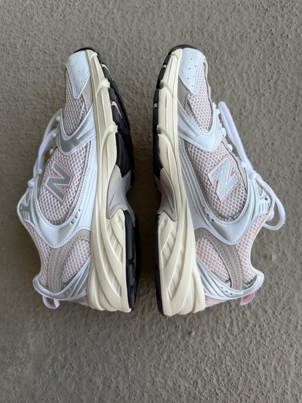 New Balance Women’s Running Sneakers in Pale Pink & White. Great condition